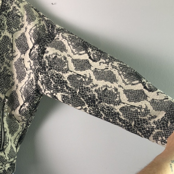 ZARA Cropped Moto Snake Print Tapestry Belted Pockets Size S EUC Jacket - Picture 9 of 16